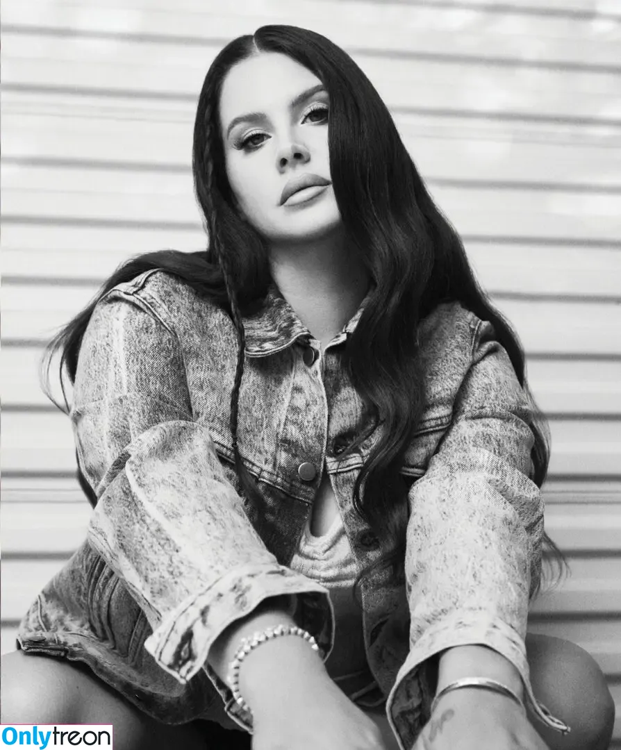 Lana Del Rey nude photo #0428 (lanadelrey / lanaraybabyx)