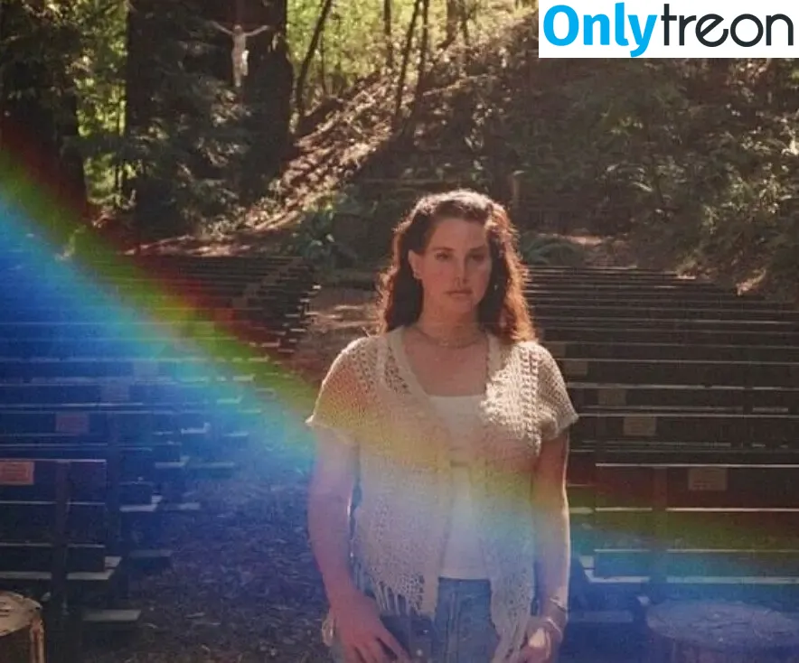 Lana Del Rey nude photo #0453 (lanadelrey / lanaraybabyx)