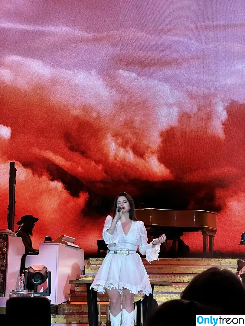 Lana Del Rey nude photo #0527 (lanadelrey / lanaraybabyx)