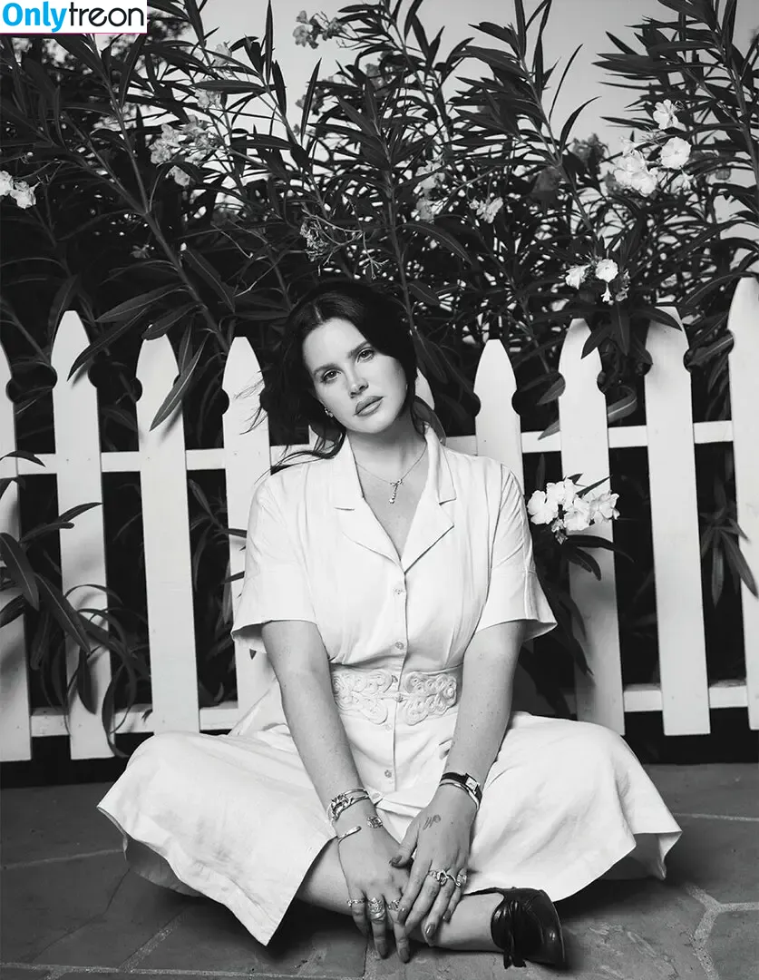 Lana Del Rey nude photo #0530 (lanadelrey / lanaraybabyx)