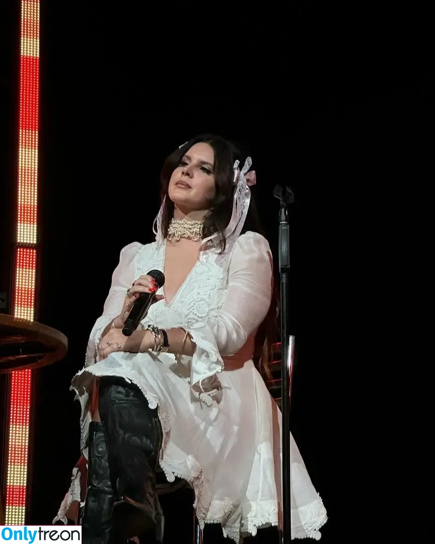 Lana Del Rey nude photo #0534 (lanadelrey / lanaraybabyx)
