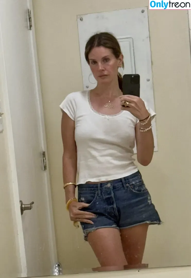 Lana Del Rey nude photo #1090 (lanadelrey / lanaraybabyx)