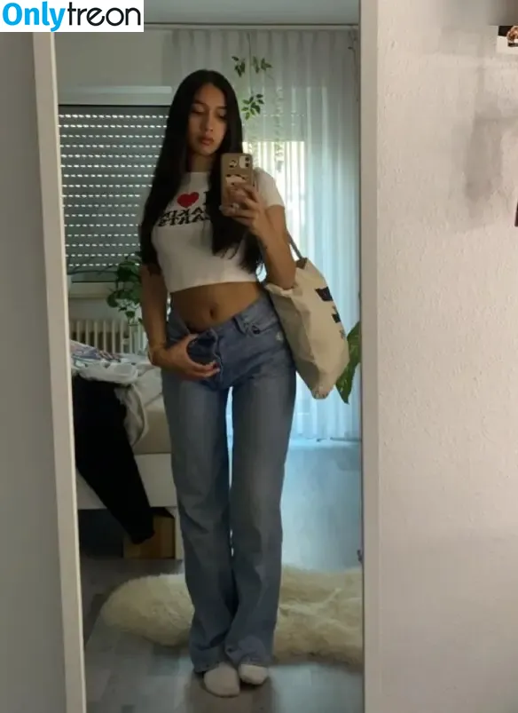 Lara Held nude photo #0003 (laraheldd)