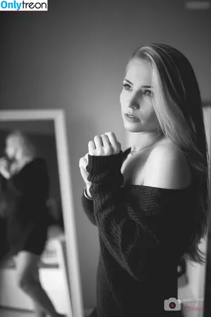 Larah Sievertsen / looory_glory95 nude photo #0005