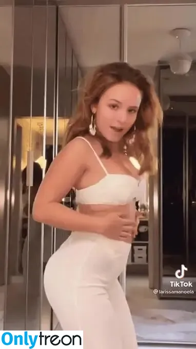 Larissa Manoela nude photo #0932 (larissamanoela)