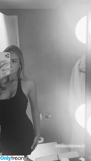 Larissa Oberste / larissaoberste nude photo #0040