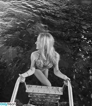 Larissa Oberste / larissaoberste nude photo #0071