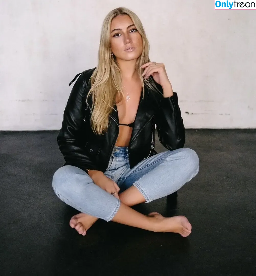 Larissa Oberste nude photo #0001 (larissaoberste)