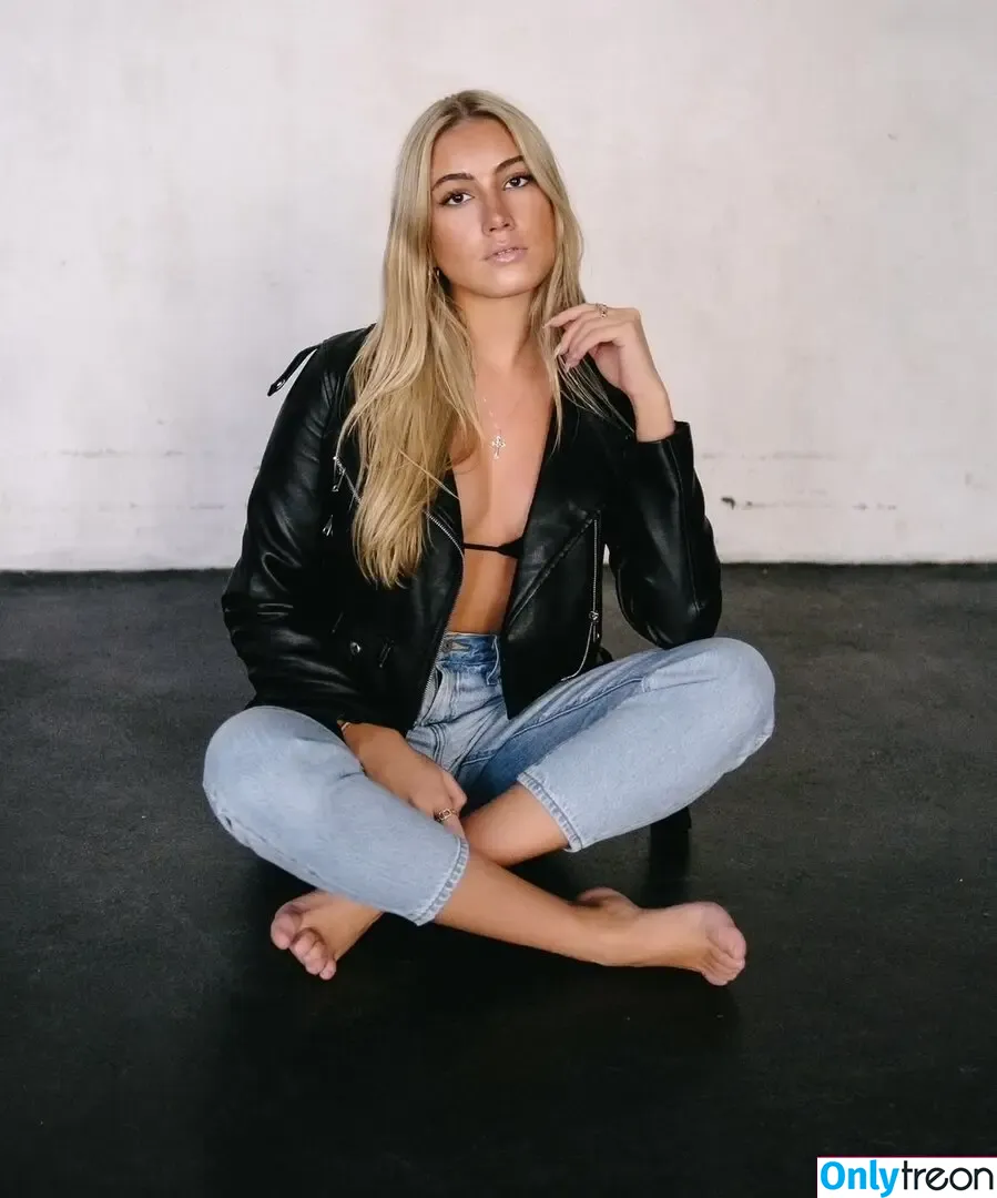 Larissa Oberste nude photo #0048 (larissaoberste)