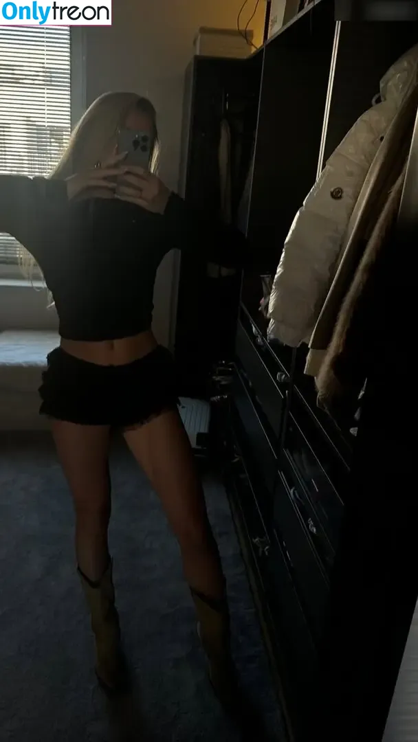 Larissa Oberste nude photo #0057 (larissaoberste)