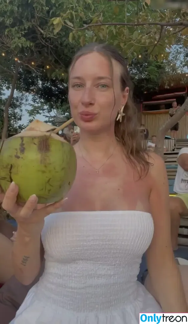 Larissaxra nude photo #0400 (Larissaxra)