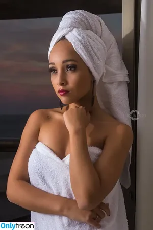 Larisse Farias / larissefarias_ / larissefariass_ / martinafarias nude photo #0009