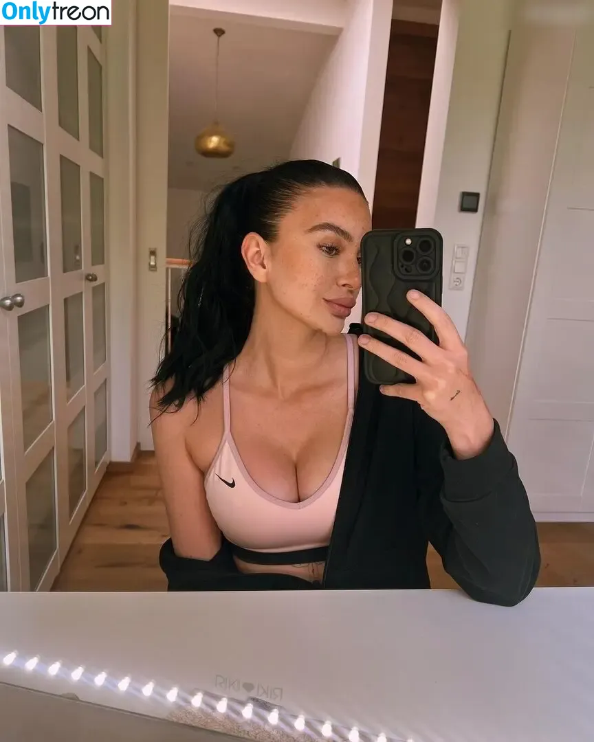 Larryline nude photo #0017 (larissaoellinger)