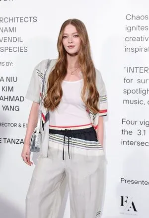 Larsen Thompson / larsenthompson фото голая #0497