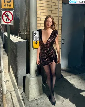 Larsen Thompson / larsenthompson фото голая #0903