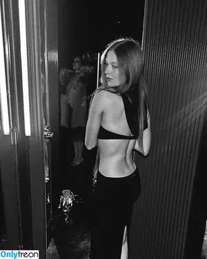Larsen Thompson / larsenthompson фото голая #0928