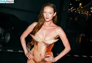 Larsen Thompson / larsenthompson nude photo #1101