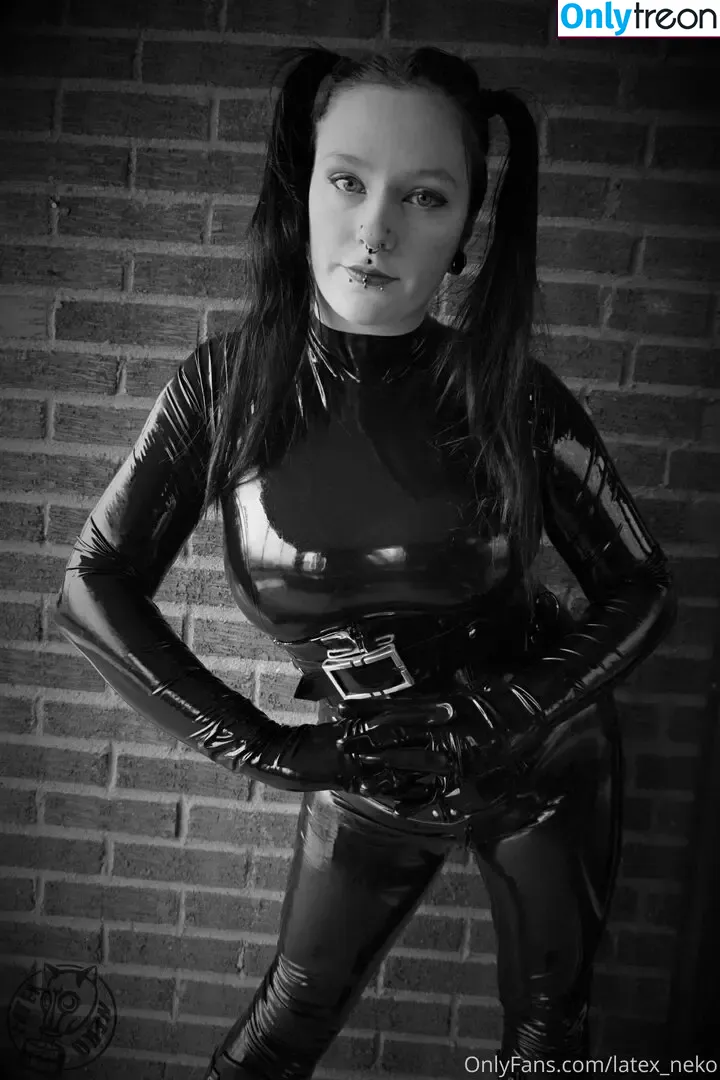 latex_neko nude photo #0017 (latex_neko)