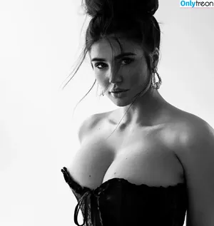 Laura Mania / laurachesnok nude photo #0010