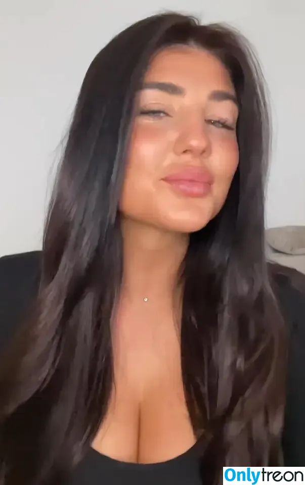 Laura Mania nude photo #0035 (laurachesnok)