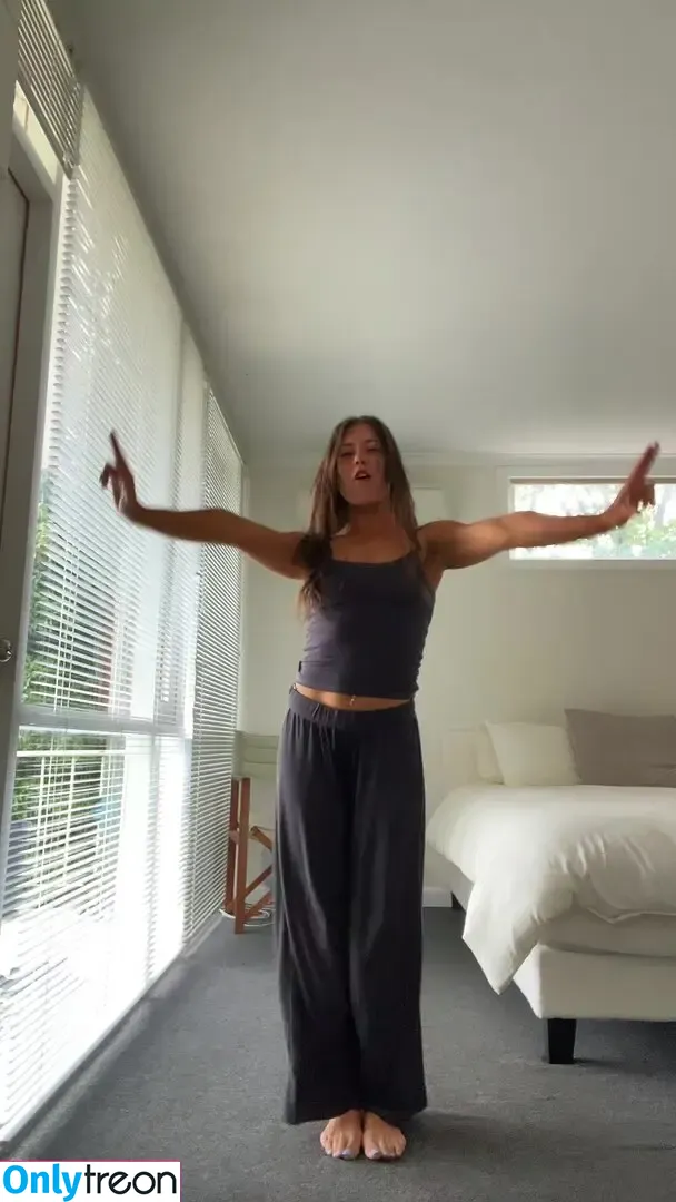 Laura Spence nude photo #0008 (itslauraspence / laurenspencer)