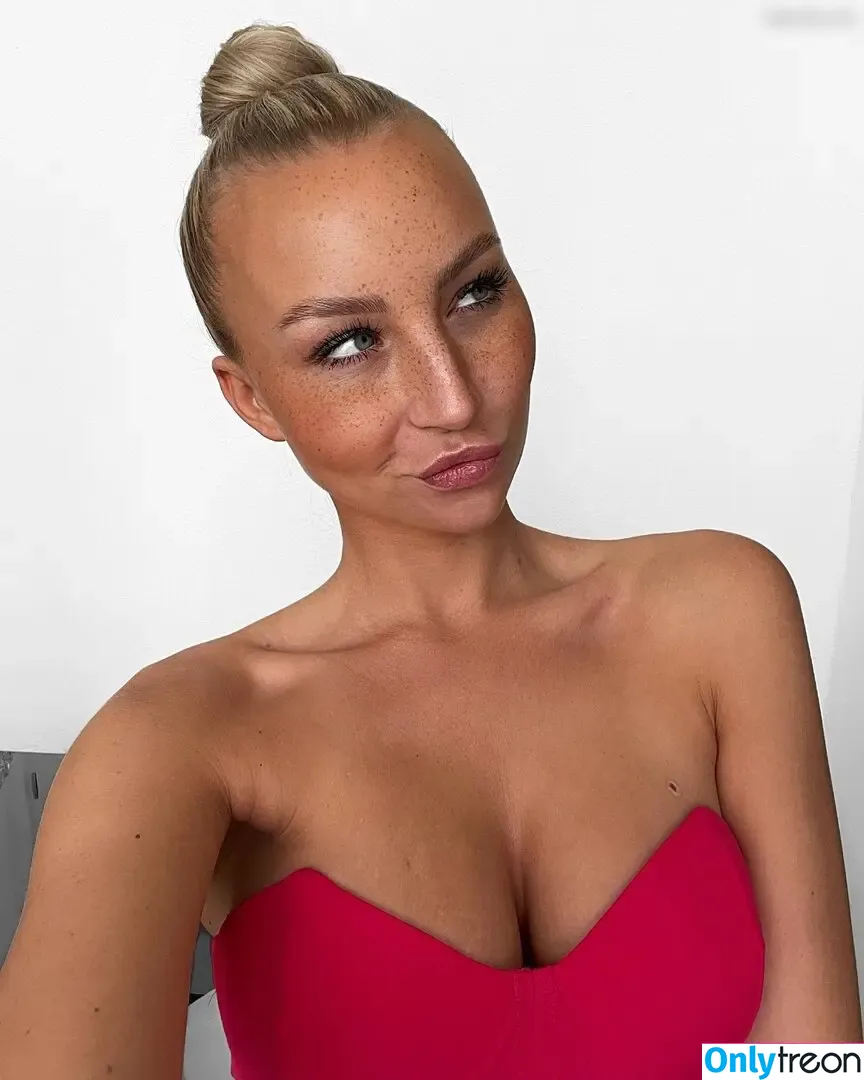 laura.vtsch голая photo #0003 (laura.vtsch)
