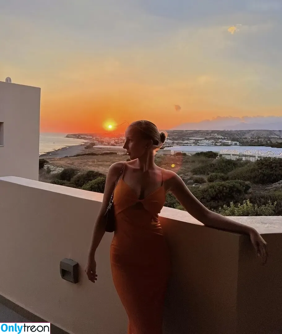 laura.vtsch голая photo #0033 (laura.vtsch)