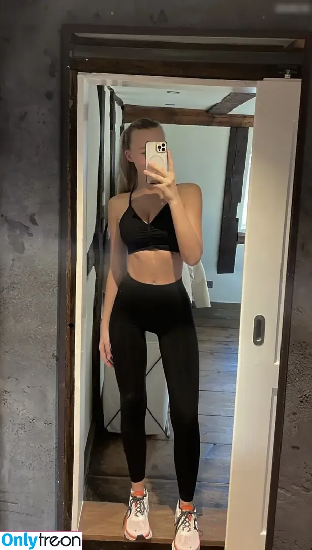 laura.vtsch голая photo #0046 (laura.vtsch)