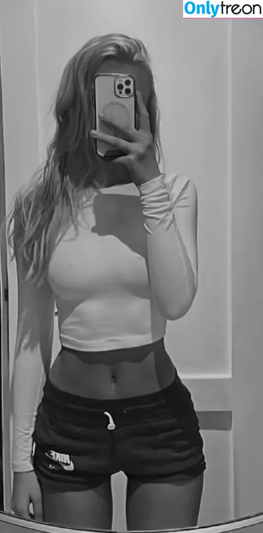 laura.vtsch голая photo #0052 (laura.vtsch)