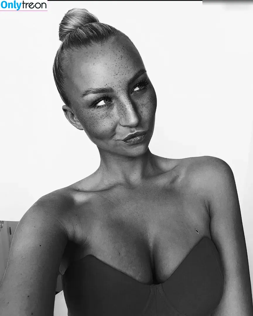 laura.vtsch голая photo #0057 (laura.vtsch)