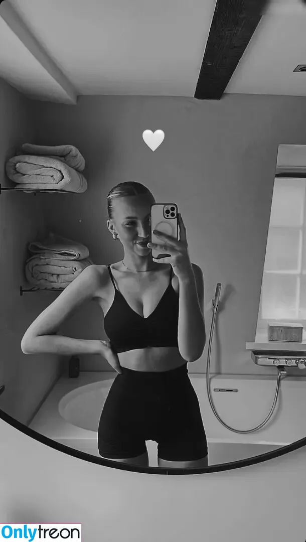laura.vtsch голая photo #0064 (laura.vtsch)