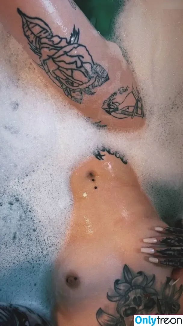 Laurasorooo голая photo #0213 (laurachesnok)