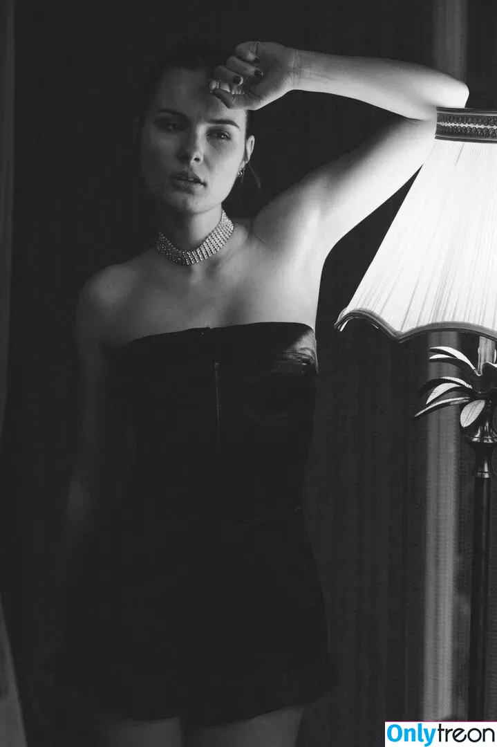 Laure Surlerivage nude photo #0100 (Lauresurlerivage / laure.surlerivage2)