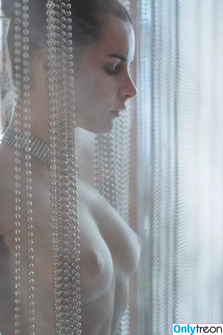 Laure Surlerivage nude photo #0101 (Lauresurlerivage / laure.surlerivage2)
