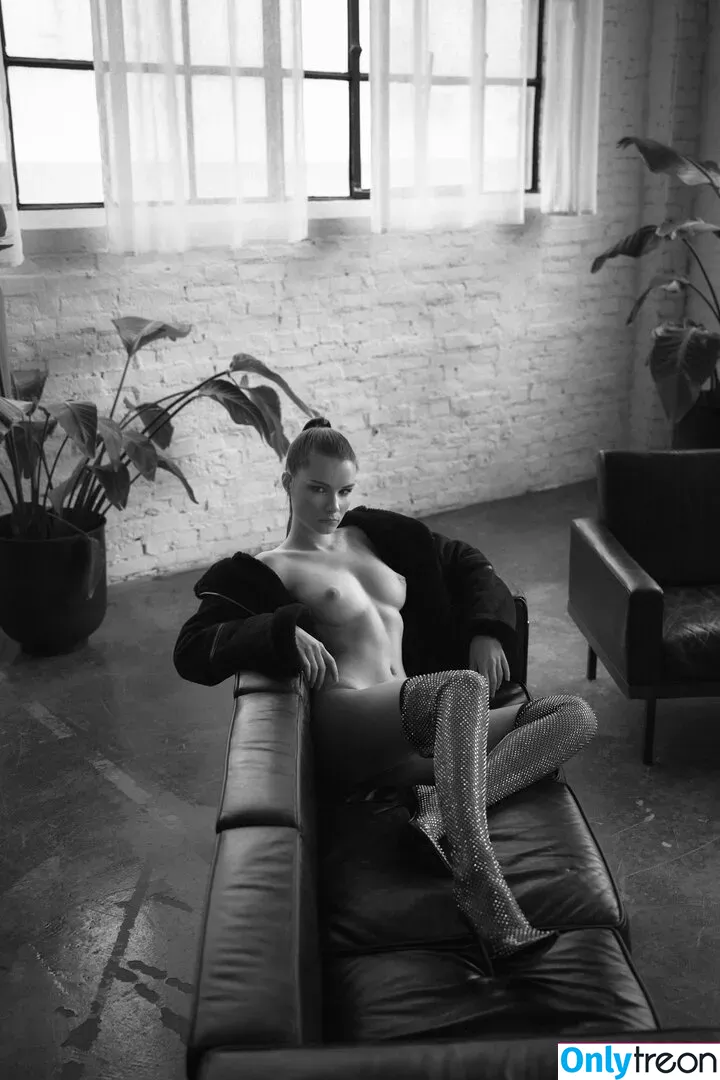 Laure Surlerivage nude photo #0117 (Lauresurlerivage / laure.surlerivage2)