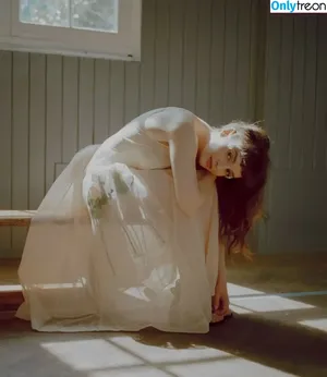 Lauren Mayberry / laurenevemayberry nude photo #1169