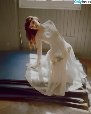 Lauren Mayberry / laurenevemayberry nude photo #1170