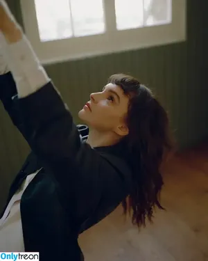 Lauren Mayberry / laurenevemayberry nude photo #1171