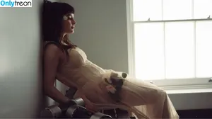 Lauren Mayberry / laurenevemayberry nude photo #1172