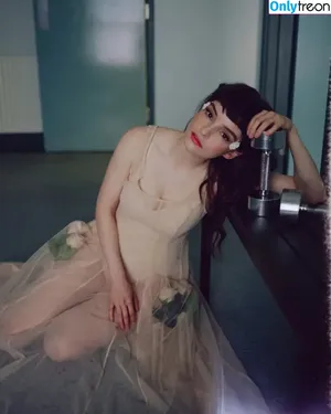 Lauren Mayberry / laurenevemayberry nude photo #1174