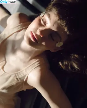Lauren Mayberry / laurenevemayberry nude photo #1175