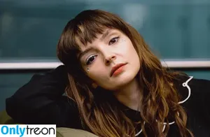 Lauren Mayberry / laurenevemayberry nude photo #1180