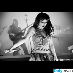 Lauren Mayberry / laurenevemayberry nude photo #1185