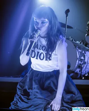 Lauren Mayberry / laurenevemayberry nude photo #1188