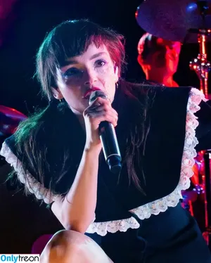 Lauren Mayberry / laurenevemayberry nude photo #1190