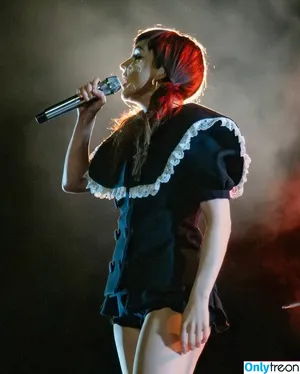 Lauren Mayberry / laurenevemayberry nude photo #1191