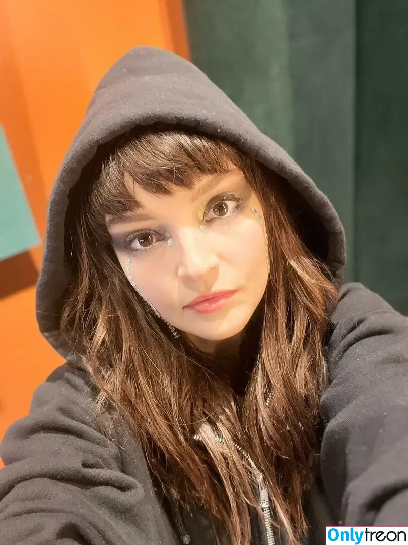 Lauren Mayberry nude photo #1219 (laurenevemayberry)