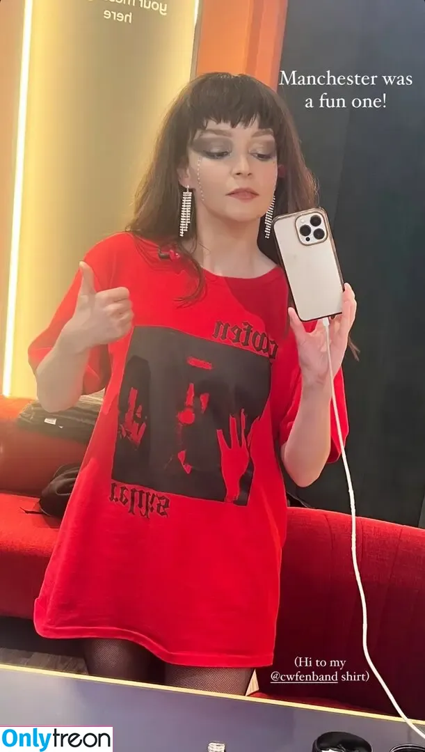 Lauren Mayberry nude photo #1220 (laurenevemayberry)