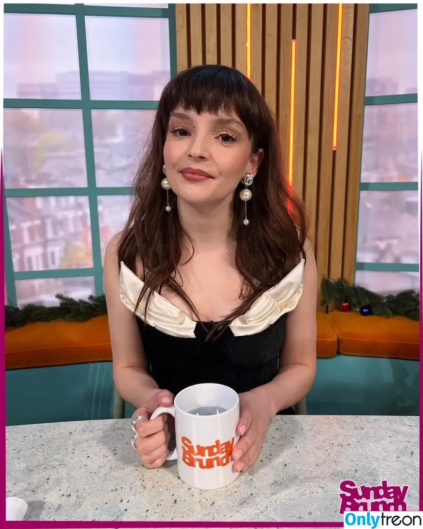 Lauren Mayberry nude photo #1225 (laurenevemayberry)