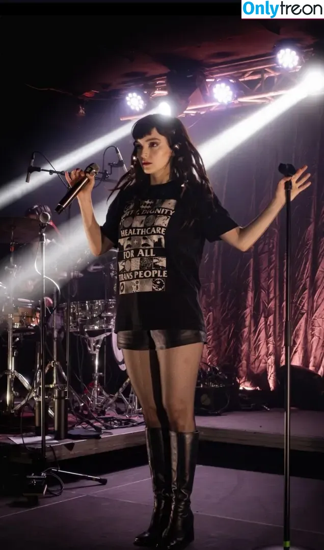 Lauren Mayberry nude photo #1232 (laurenevemayberry)